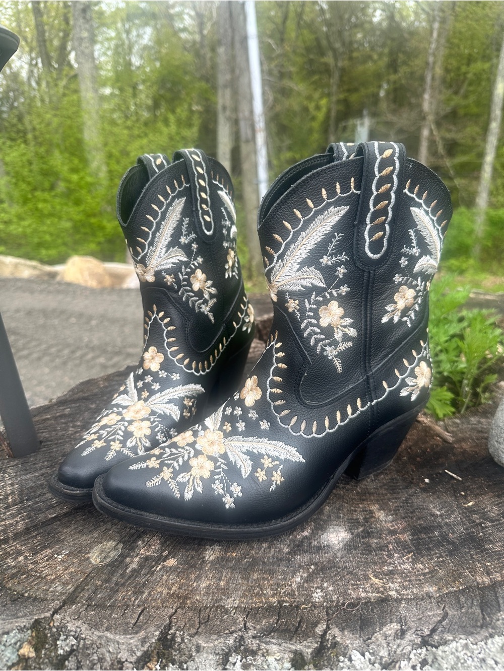 Dingo flower booties, size 7